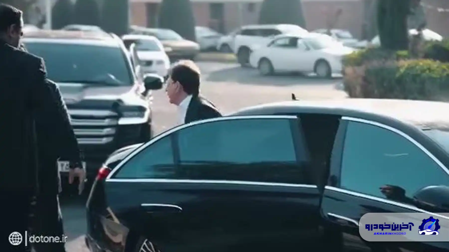 بابک زنجانی سوار میباخ و اسکورت با لندکروزر در مراسم افتتاح